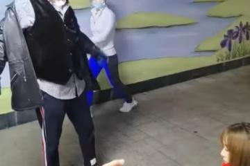 64歲萬梓良定居湖南拍戲,陣仗大阻礙道路,穿6千元長褲手拿木棍