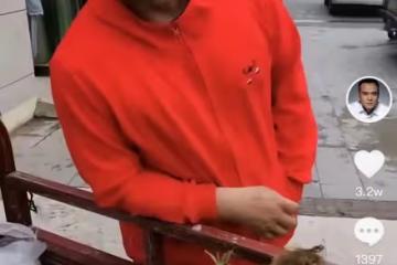 51歲戲骨黑子回鄉種地，還騎三輪車在街頭賣玉米，被年輕女孩偷瞄