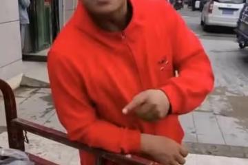 無天佛祖街頭擺攤賣玉米,接不到戲便在家務農,山中老家很破舊!