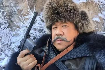 知名老戲骨深夜直播,身材消瘦臉頰凹陷,揚言要將網友趕出直播間