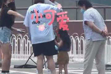 高圓圓與愛女罕同框,3歲女兒長發飄飄身高優越,搖頭晃腦超可愛