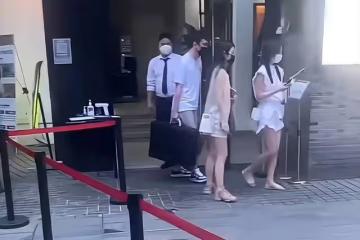34歲王思聰被網友偶遇，穿價值80萬的球鞋，為女友拎包顯紳士風度