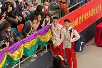 四圈大滿貫同框！師弟馬龍快步奔向張怡寧，郭晶晶秒變「小迷妹」