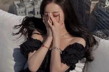 被他折騰近兩個小時，身上到處都在疼，脖子上留了兩處清晰的牙痕