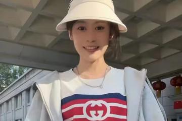 宋曉峰18歲女兒考上北電！激動大哭站街邊跳舞，扭來扭去場面吸睛