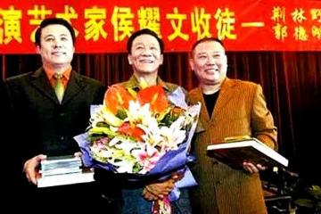 侯耀華：搶遺產讓弟弟骨灰等4年才下葬，要感謝郭德綱3000萬買房