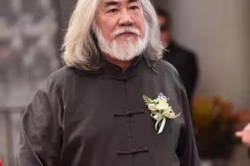 70歲張紀中:3婚2離,嬌妻比他小31歲,女兒比他小69歲,身家3億