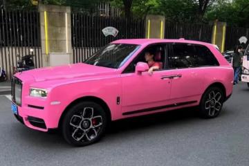網友偶遇王思聰逛街，腳穿80萬球鞋，網友：這不頂我一個月工資？
