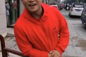 演員黑子街頭賣玉米引熱議！騎三輪吆喝叫賣沒架子，坦言吃喝不愁