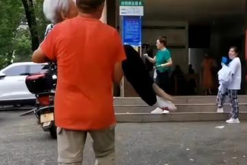 52歲兒子抱著101歲媽媽去看病，你養我小，我陪你到老
