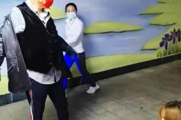 萬梓良年過花甲仍在拍戲,身穿六千塊長褲,精氣神十足