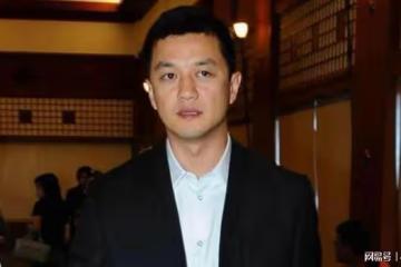 李亞鵬與好友聚餐，攜嬌妻喝到臉紅神情開心，女方產後狀態似少女