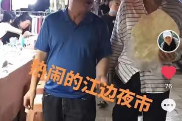 「丁團長」王全有逛雲南路邊攤,抱著大餅啃接地氣,71歲打扮年輕