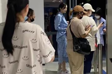 古力娜扎新劇路透曝光，身著藍色長裙現身，側顏搶鏡氣質出眾