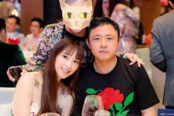 吳佩慈為閨蜜慶生，穿粉裙狀態好，不受外界風波影響過著奢華生活