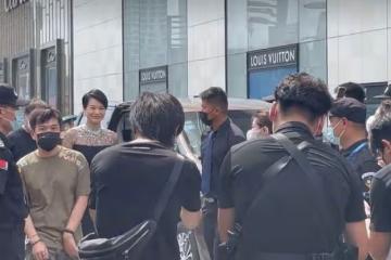 胡杏兒穿黑裙撈金排面十足，保鏢開路助理提裙，氣質堪比模特