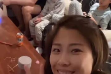 洪金寶兒子長居內地做生意!妻子攜子到杭州團聚,一家同框很溫馨