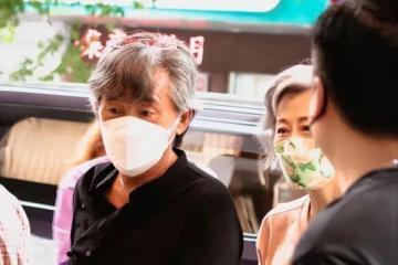 60歲葉倩文現身廣州茶餐廳,頭髮花白狀態年輕,為粉絲簽名沒架子