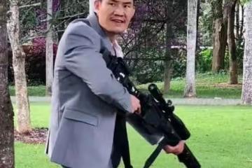 被嘲笑演戲像偷狗後，嘎子哥挑戰空翻葉問蹲，網友：真有兩把刷子