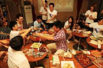 姑娘努力多年,終於離開故鄉,父親帶她去個地方,才知鄉愁最難離