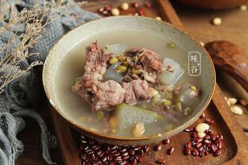 夏至天熱雨水多,記得煲這湯給家人喝,清熱祛濕,不懂喝可惜了