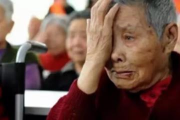 兒子月薪十萬萬接我養老，吃飯時孫子老踢我，一看鏡子我含淚回老家