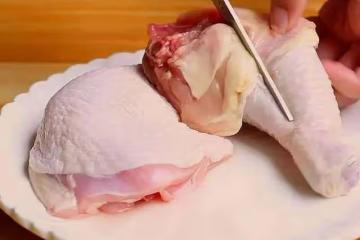 雞肉腌制入味,煎制金黃鮮香,淋上濃厚醬汁即成美味