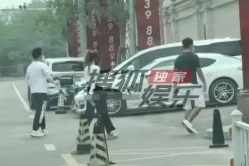 34歲釋小龍乘百萬豪車看別墅，嬌妻緊隨身旁，兩人同框超有夫妻相