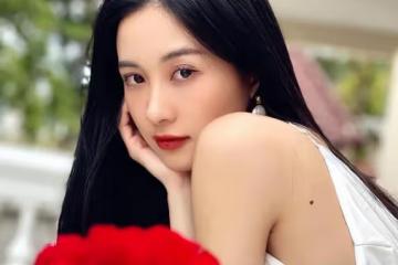 泰國頂級超模,人稱「奶茶妹」,冰骨玉肌朦朧美,鍾情於白色裙裝