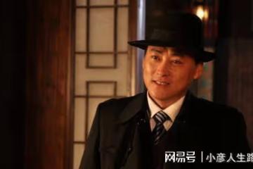 演員劉小峰：娶小16歲嬌妻，如今51歲身材走樣，網友：小峰變大媽
