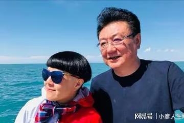 55歲金龜子回青島婆家！踩千元拖鞋獨自逛街，直言自己不是明星