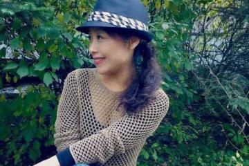 我初戀女友，50多歲還婀娜多姿。同學聚會後她把我拉到偏僻的地方