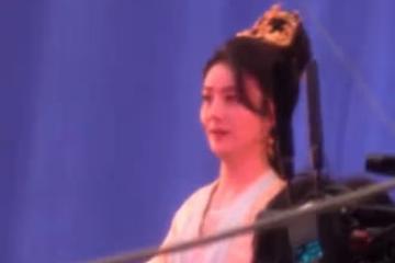 趙麗穎拍戲想愛子！派百萬豪車去馮紹峰處接娃，想想戴眼鏡疑近視
