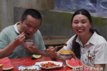 牛愛芳夫婦回歸，女方學縫紉，男方假鬍子明顯，網友：換湯不換藥