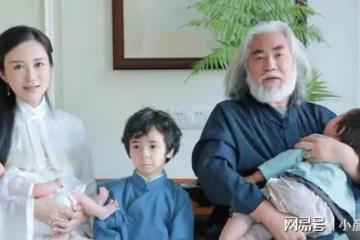 71歲名導張紀中帶3歲兒子寫書法，兩幅拍出700W，網友：子承父業
