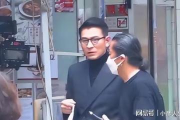 劉德華新戲開機，攜眾多老戲骨現身香港路邊攤，一身黑西裝賊有范