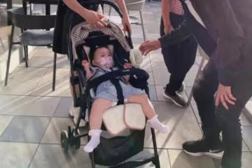 85歲謝賢被偶遇,彎腰逗小孩盡顯慈愛,與倆孫子已多年沒公開同框