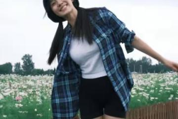40歲王智穿短褲菜園摘菜,身材姣好臉蛋似少女,和男藝人穿情侶裝