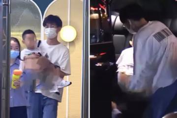 馮紹峰攜兒子聚餐，包子臉、招風耳神似穎寶，被助理抱著不哭不鬧等爸爸一個多小時