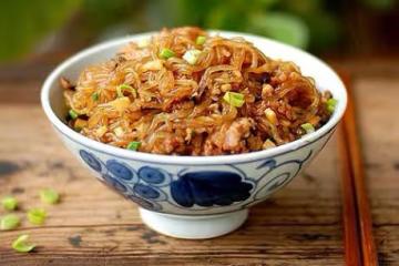 炒粉絲時，泡水還是下鍋煮？教你正確做法，粉絲順滑不粘鍋