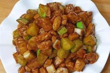 小炒雞胸肉這種做法,鮮嫩入味,香氣濃郁,營養味美,孩子愛吃