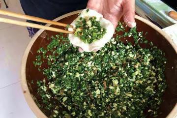 包韭菜餃子時，直接拌餡就大錯特錯！多加一步，韭菜翠綠不出水