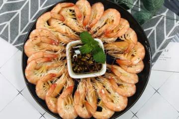 白灼蝦，用這做法8分鐘就完事，蝦肉緊實Q彈，一點腥味也沒有