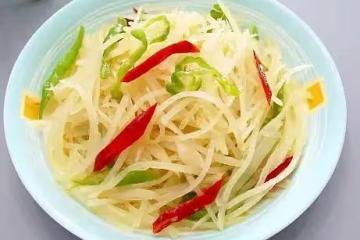 今天才知道,炒土豆絲不能先用水沖,學會飯店的做法,脆爽不粘鍋