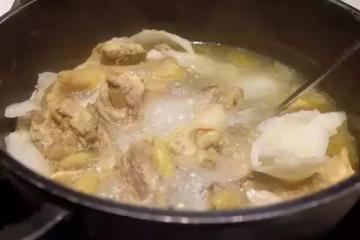 老祖宗傳下的燉雞秘方:這樣做,雞湯濃白,雞肉更鮮嫩好吃!