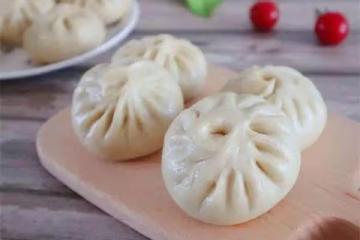 蒸包子時，別再加鹼了，加點「它」，包子白嫩虛軟，勁道又香甜！