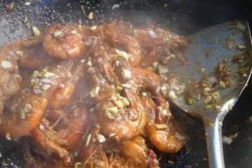 做魚香大蝦不好吃？加上這「1步」，蝦酥肉嫩，魚香味濃郁