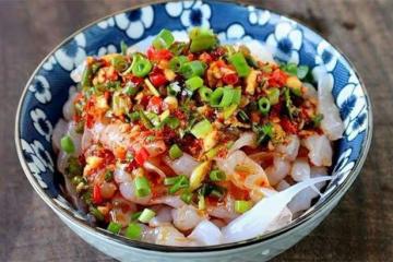 天熱了,教你在家做涼粉漏魚魚,清涼勁道爽滑,過癮又好吃