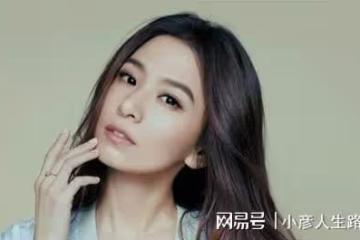 39歲田馥甄曬出田園美照，坐門前摳腳逗狗毫無包袱，網友：接地氣