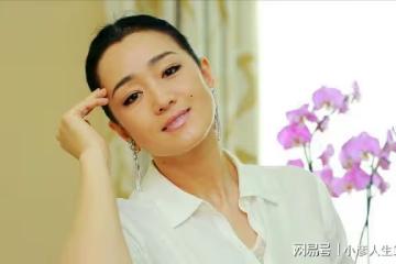 鞏俐：被學院破格錄取，二婚收穫真愛，拍奔馳廣告造型華貴典雅